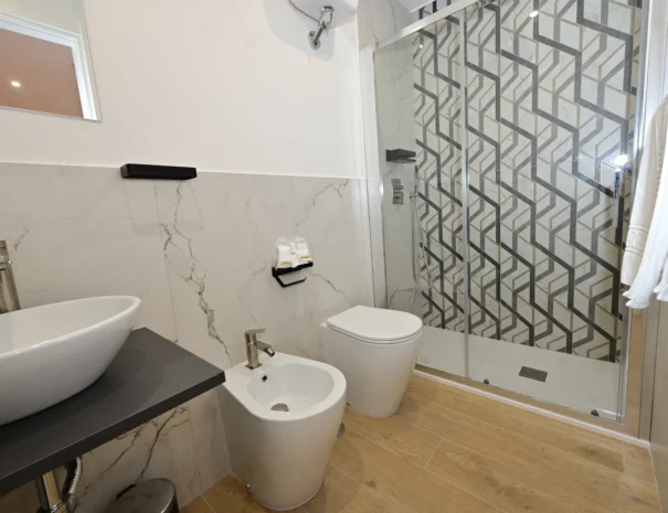 Bagno privato con doccia e finiture di lusso a Trastevere, Roma