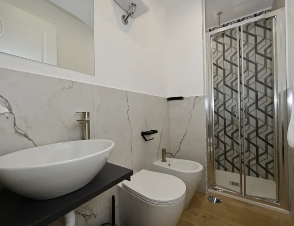 Private bathroom with shower and luxury finishes in Trastevere, Rome